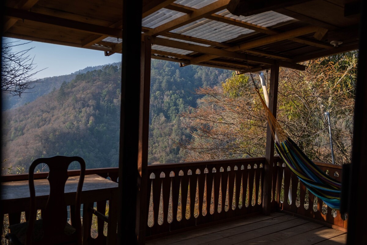 quiet woodhouse with eagle views