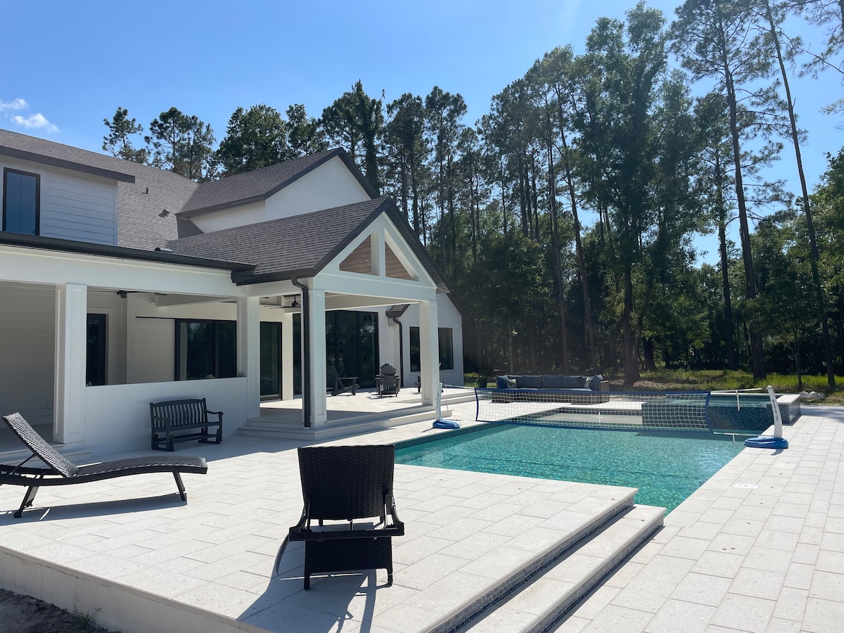 Pickleball, pool, & 13 waterfront acres! Sleeps 14