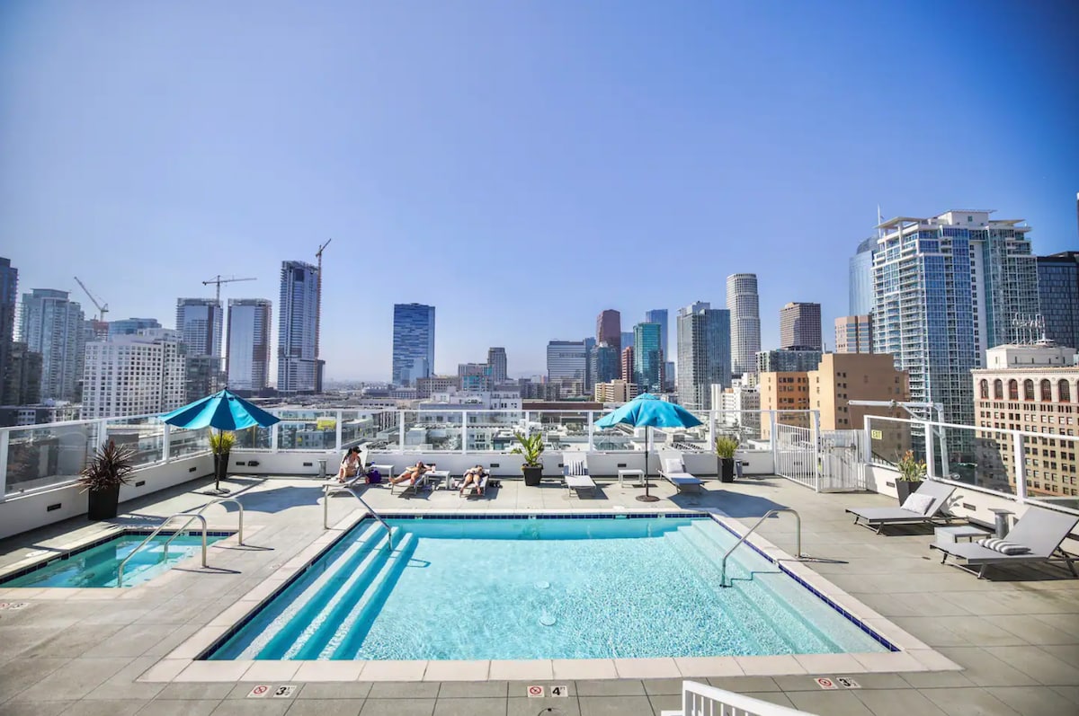 Huge Private Condo | FREE Parking | Rooftop Pool
