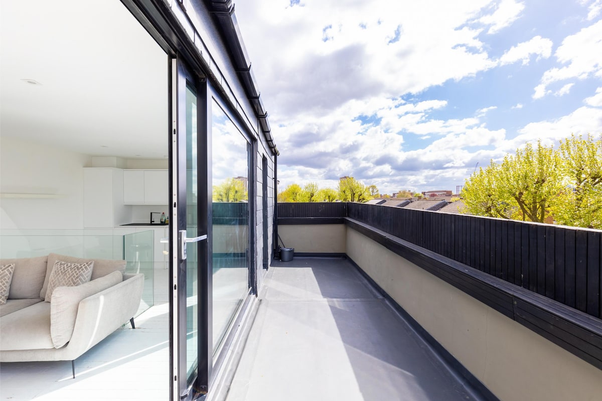 Warm & Modern 2BD Flat w/Balcony | Haxton | Zone 2