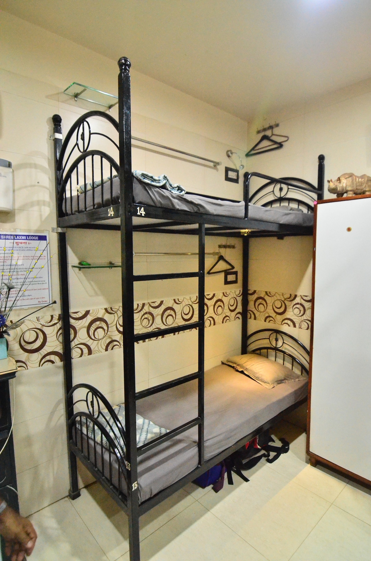 AC dorm beds with locker & WIFI
