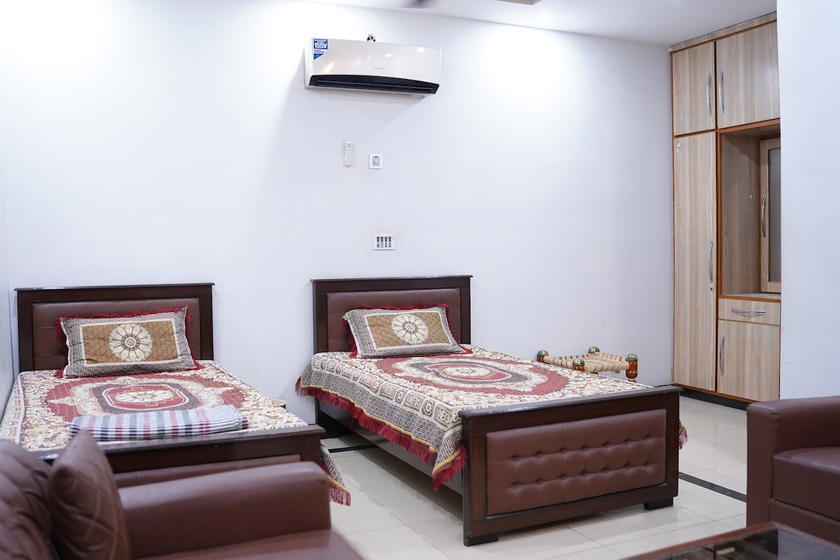 Single Bed Room in Lahore for 2 Persons