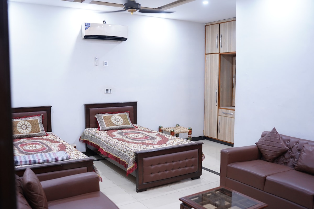 Single Bed Room in Lahore for 2 Persons