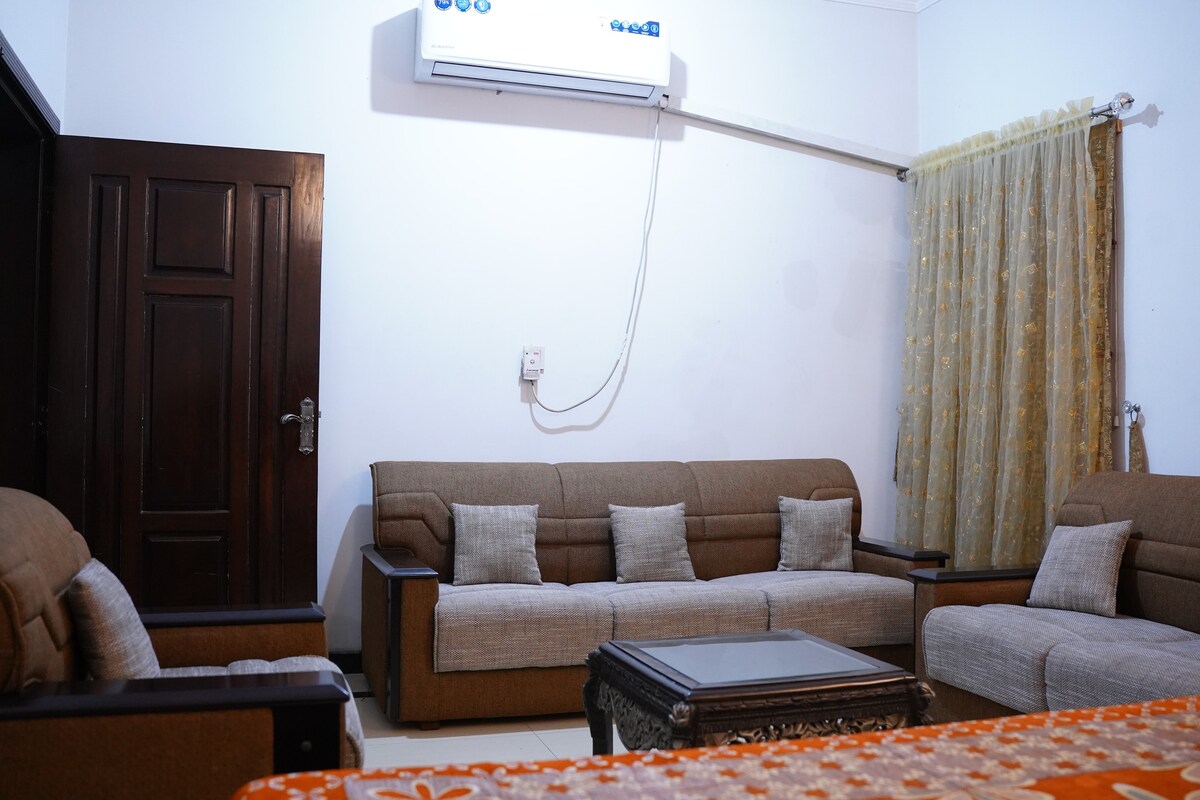 Double Bed Room in Lahore For 2 Persons