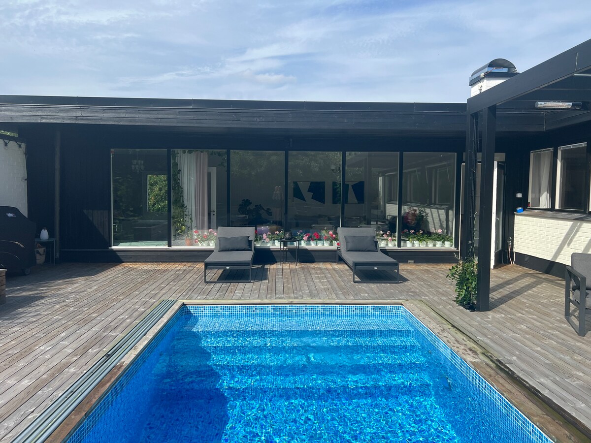 Scandinavian house with pool