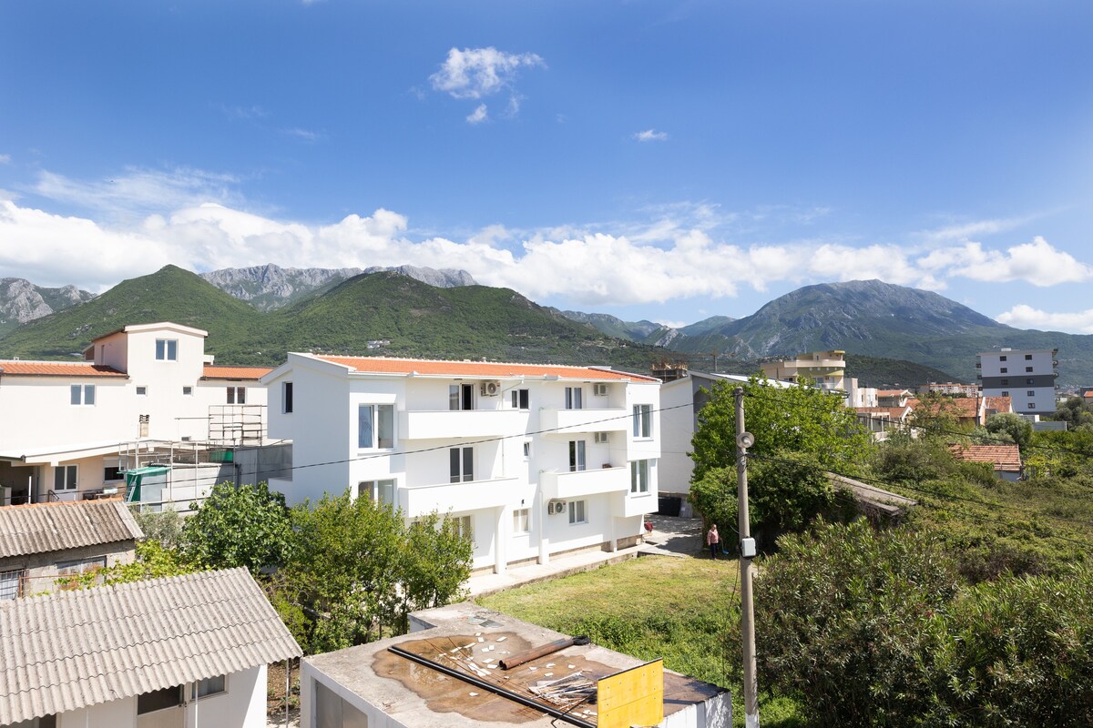 Apartment with mountain view