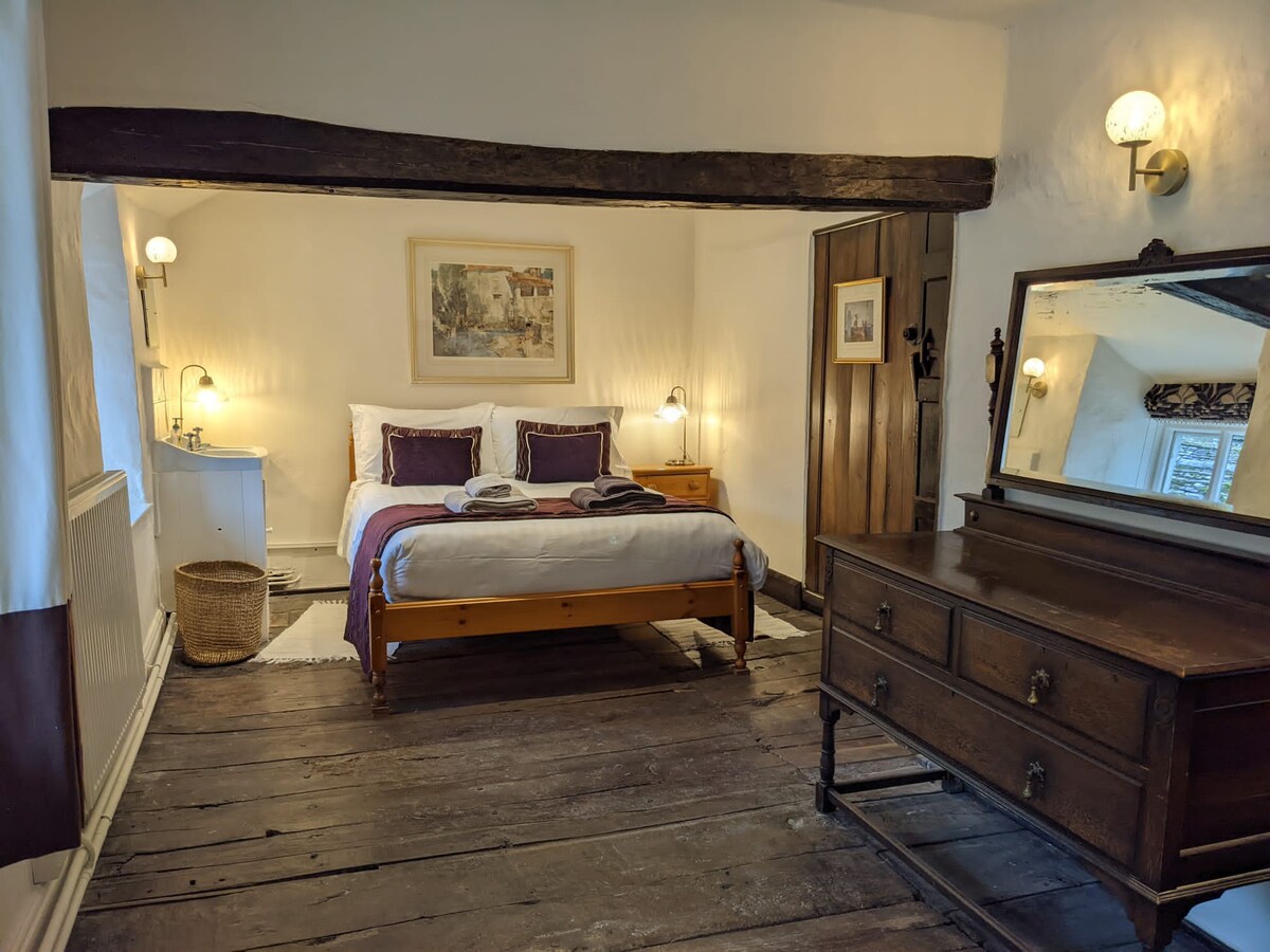 Beautiful 16th century farmhouse - sleeps 8