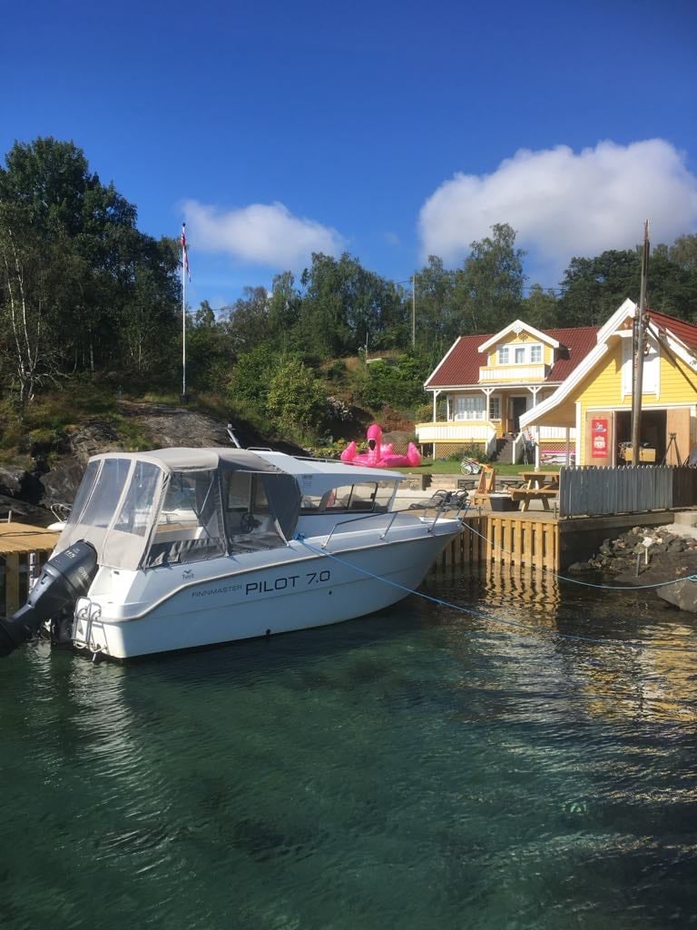 Idyllisk hytte ved sjøen med egen strand og brygge