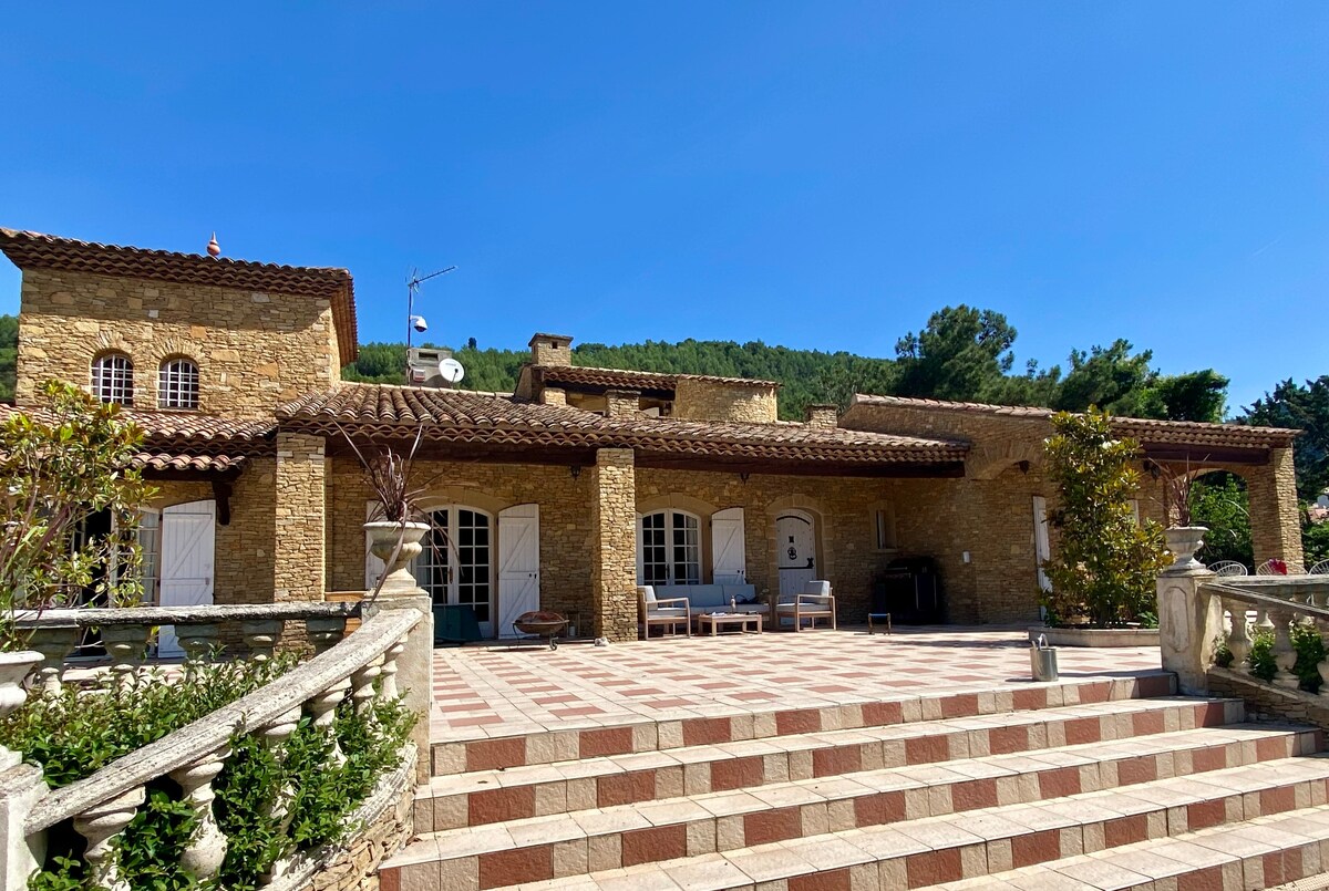 Provençal Villa for 12 + pool *20 mins to Cassis*