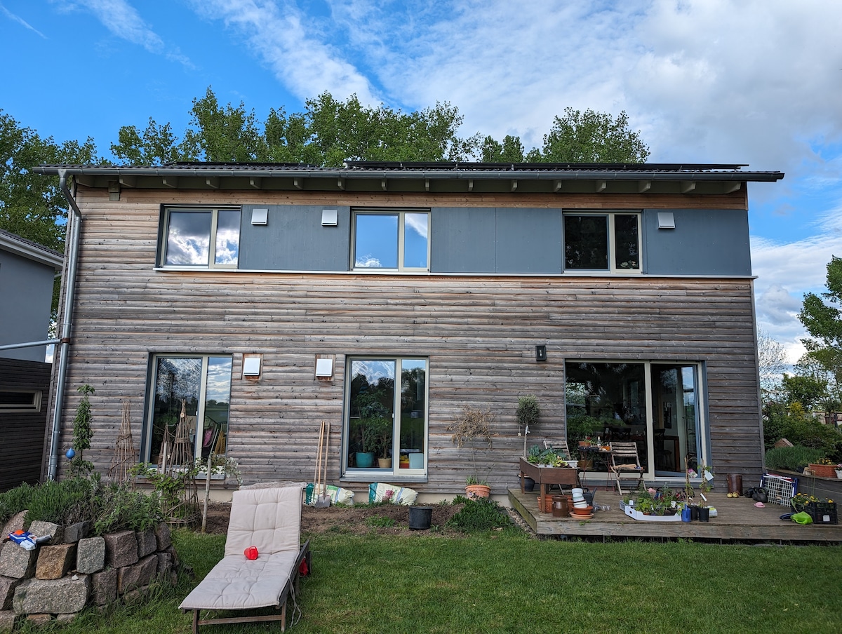 Schönes Holzhaus mit Garten