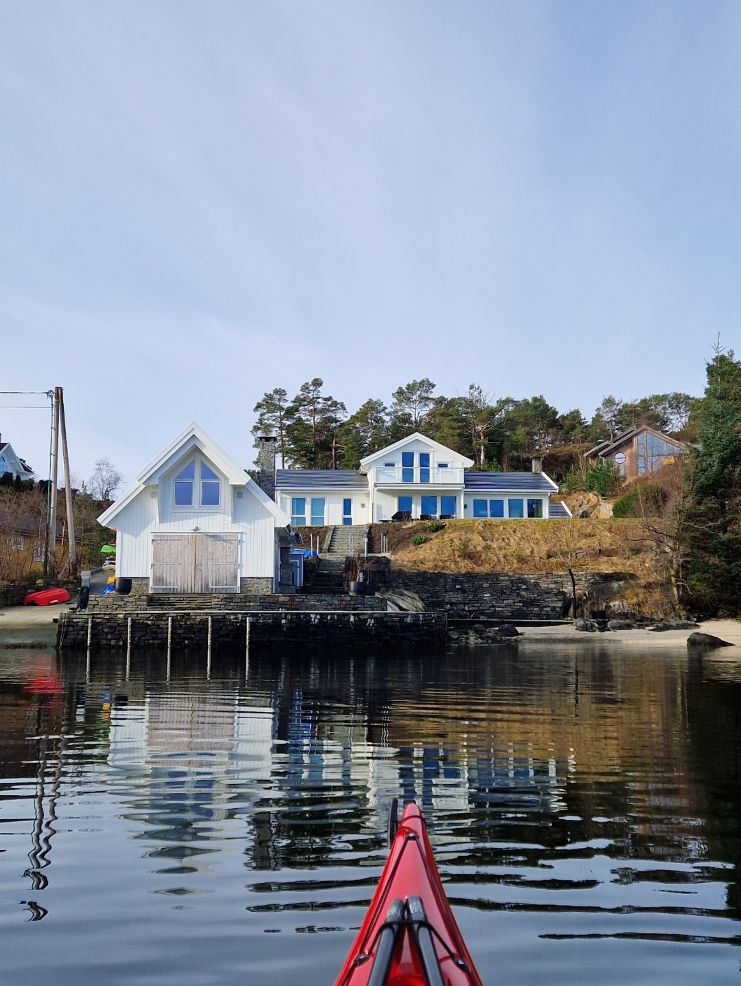 Idyllisk sommersted i sjøkanten.