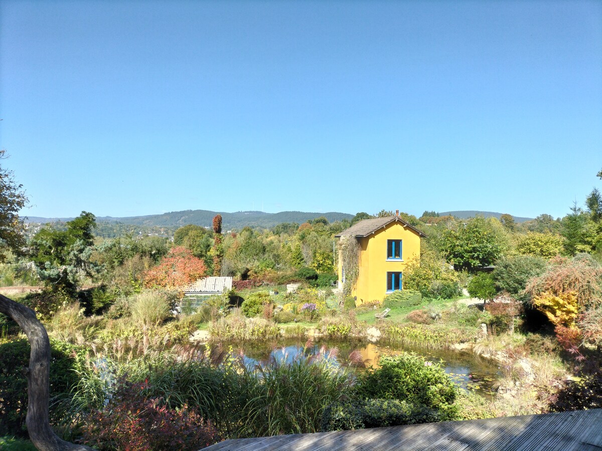 Cabane au bord d'un étang