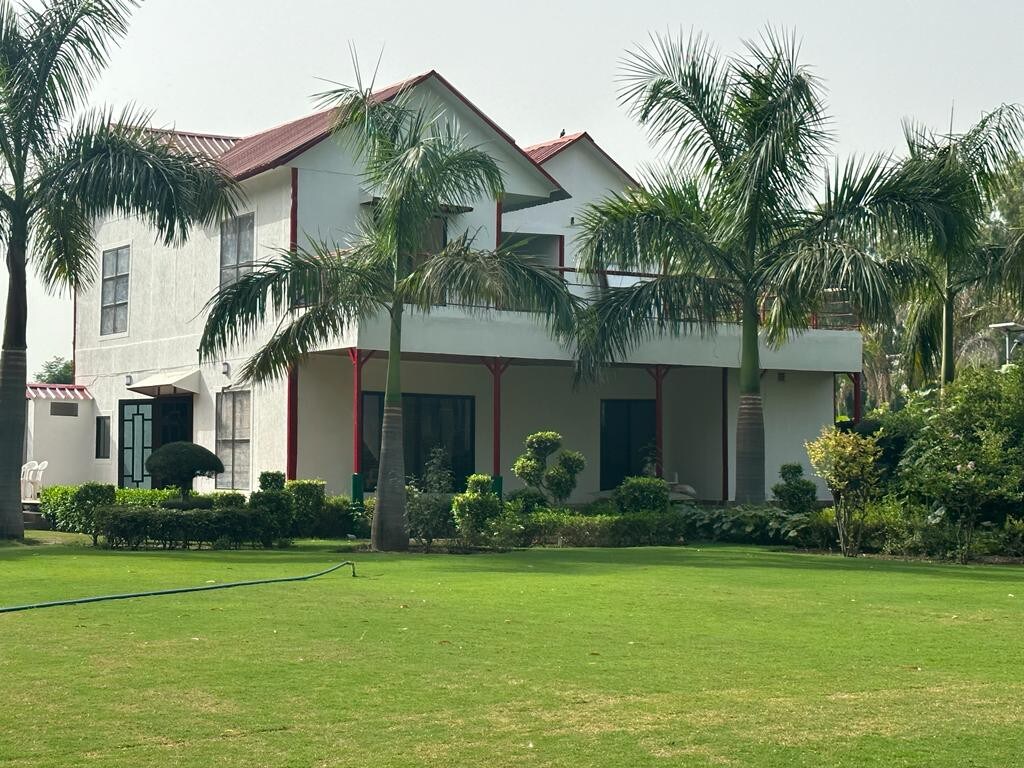 Stay at Farm 1504 in Noida | Pool
