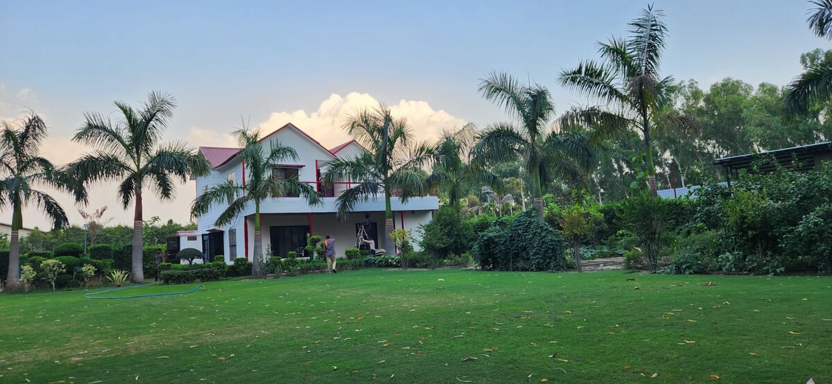 Stay at Farm 1504 in Noida | Pool