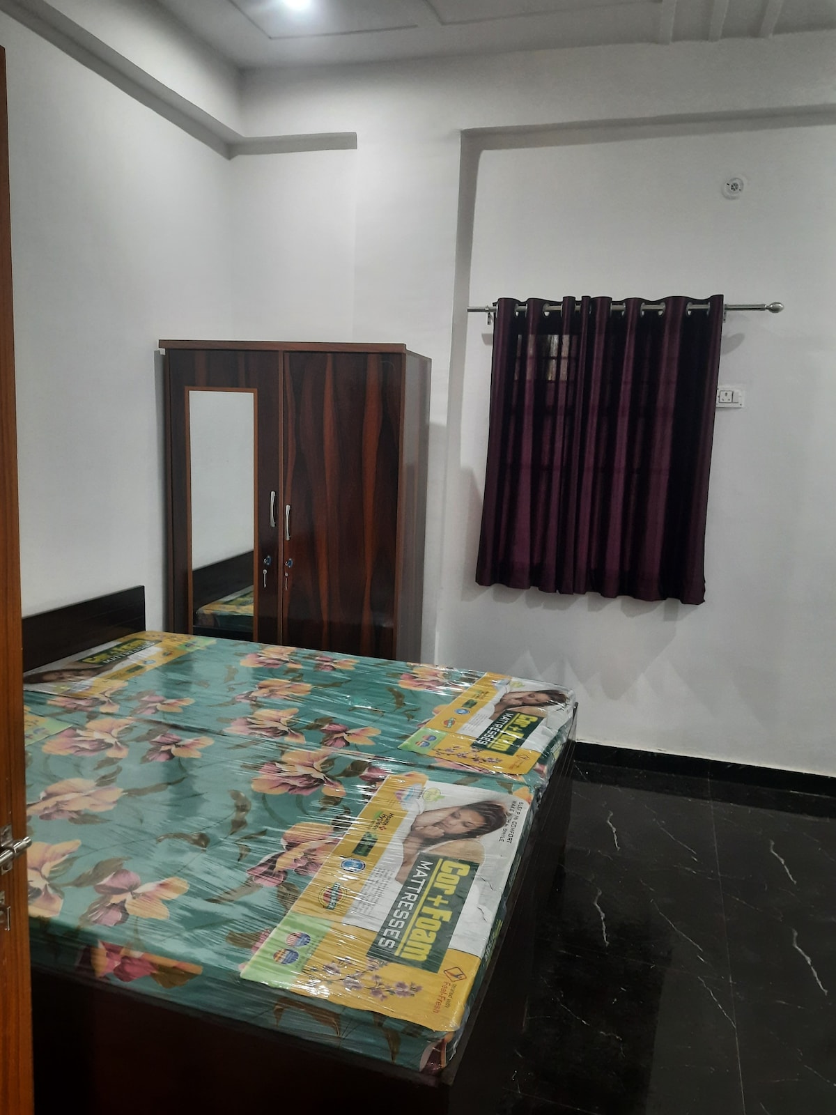 Guest house available noida 63A
