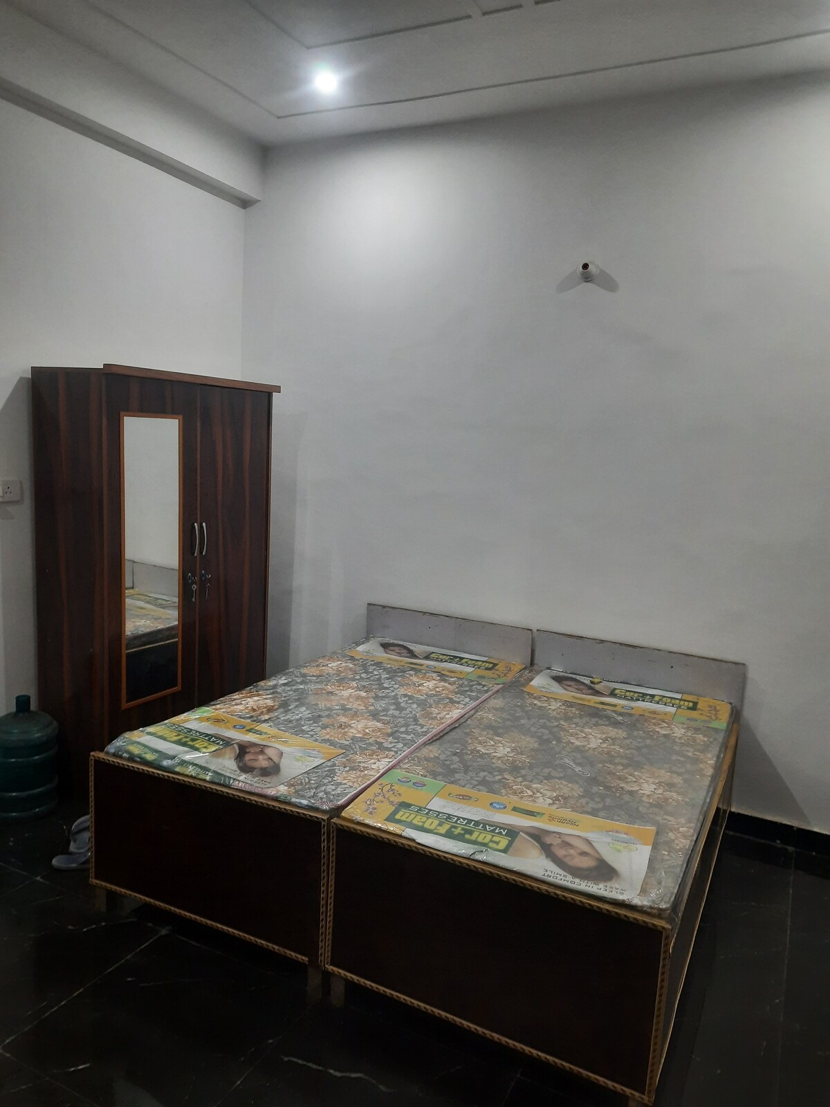 Guest house available noida 63A