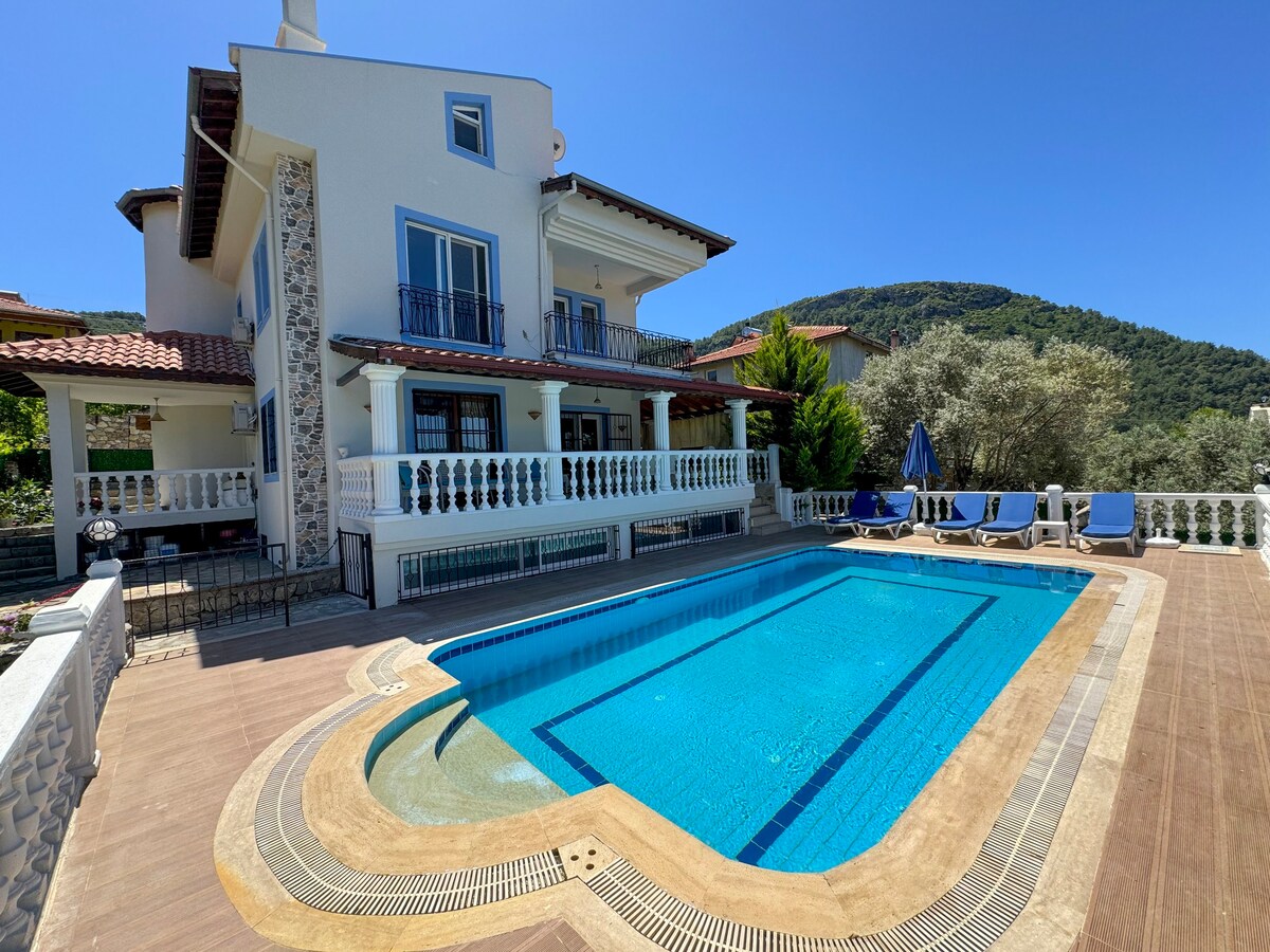 Fethiye'de doğa manzaralı villa