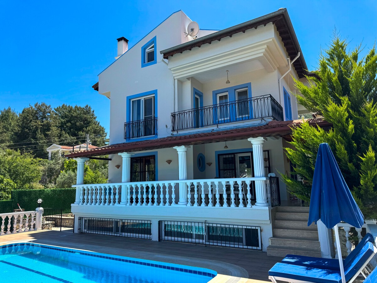 Fethiye'de doğa manzaralı villa