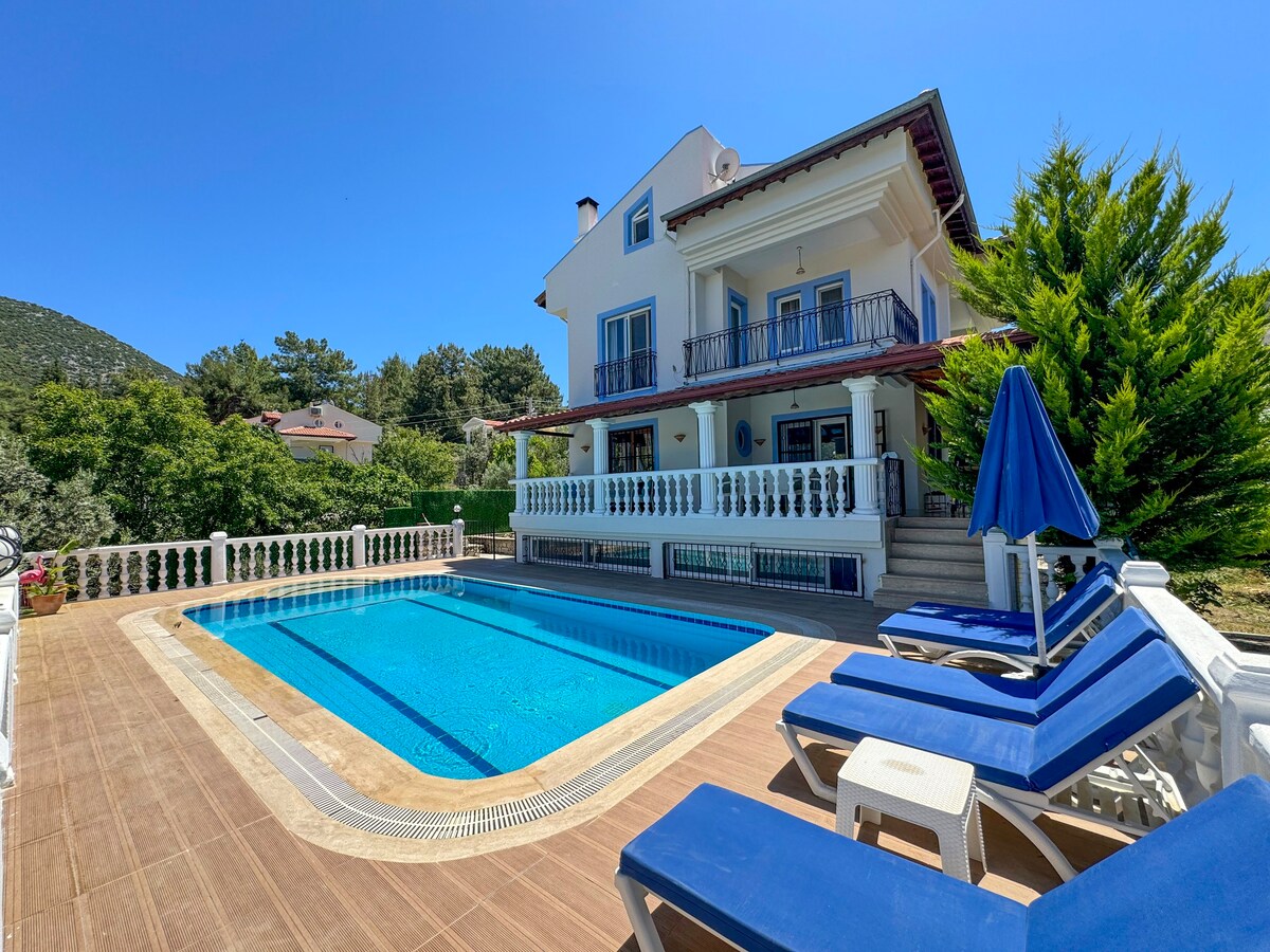 Fethiye'de doğa manzaralı villa