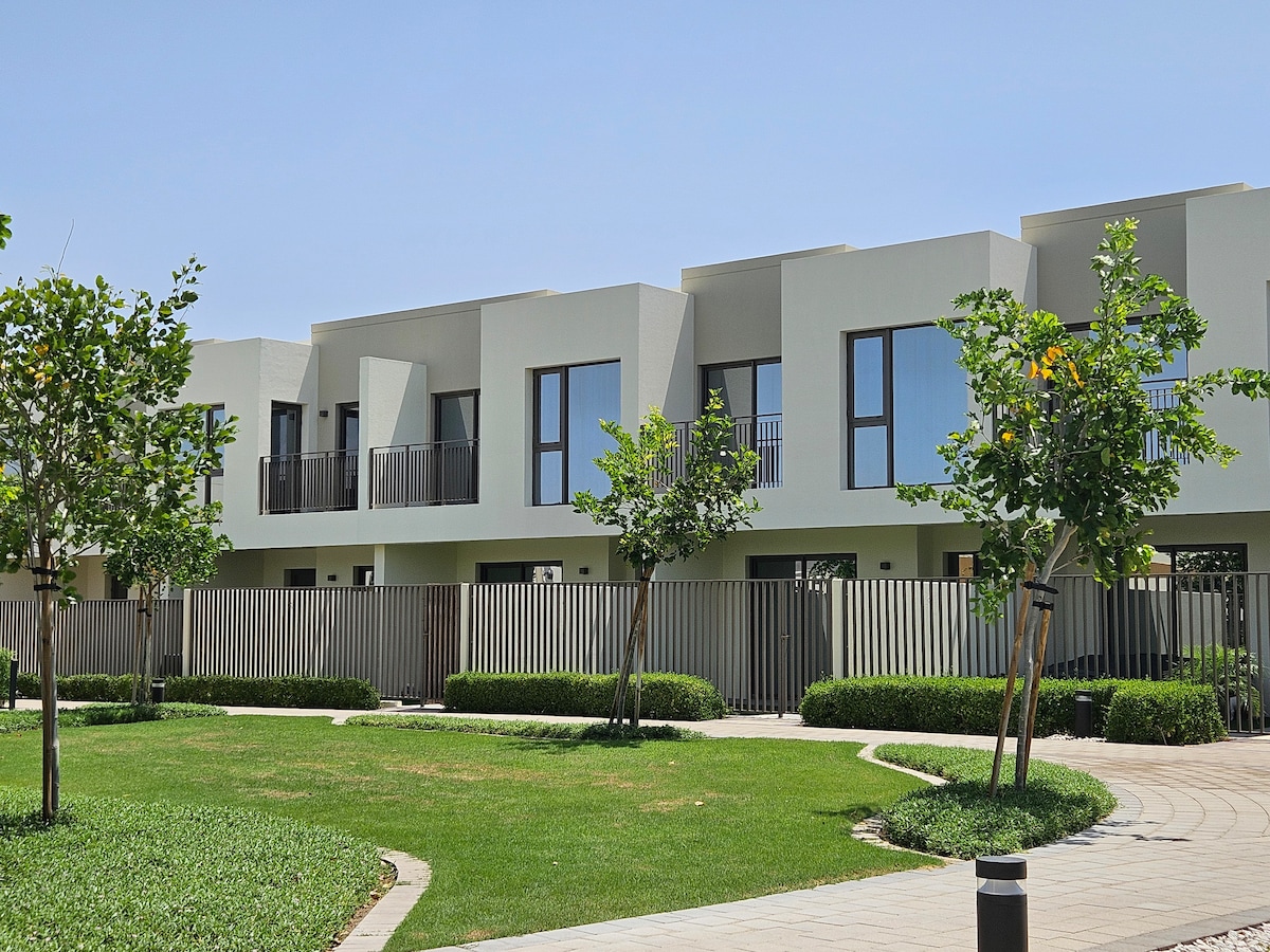 Family townhouse with pool & gym