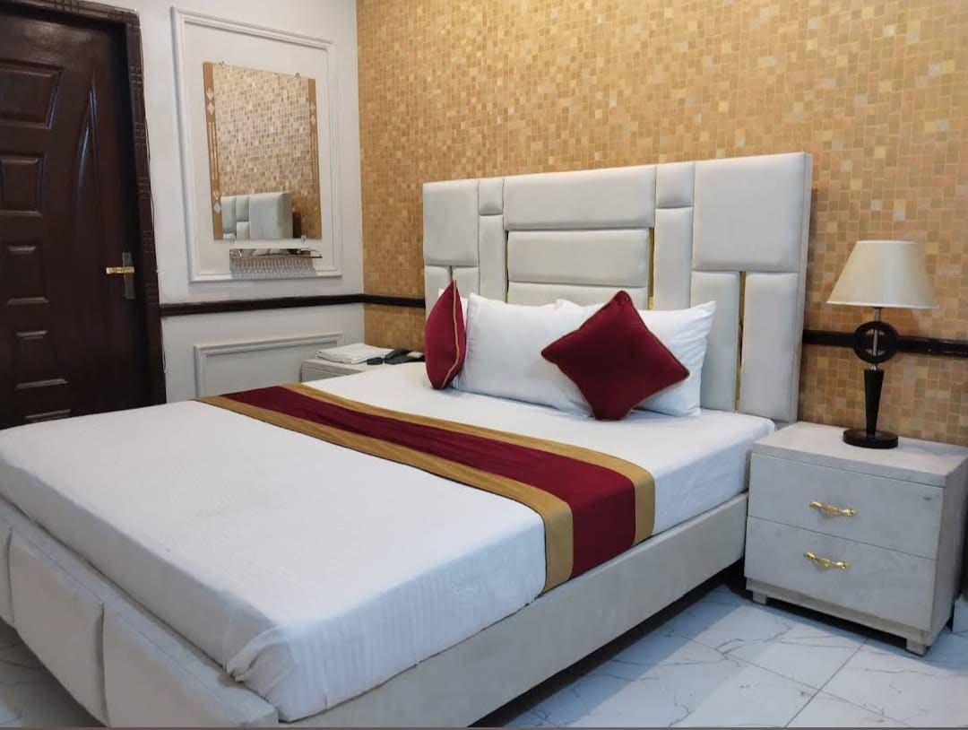 Luxury Hotel Rooms | Near Emporium Mall | JT