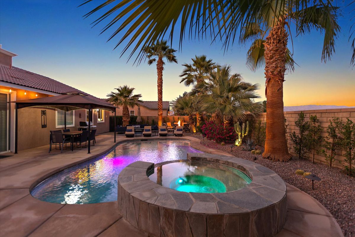 Relaxing Desert Getaway: 3BR, Pool, Hot Tub