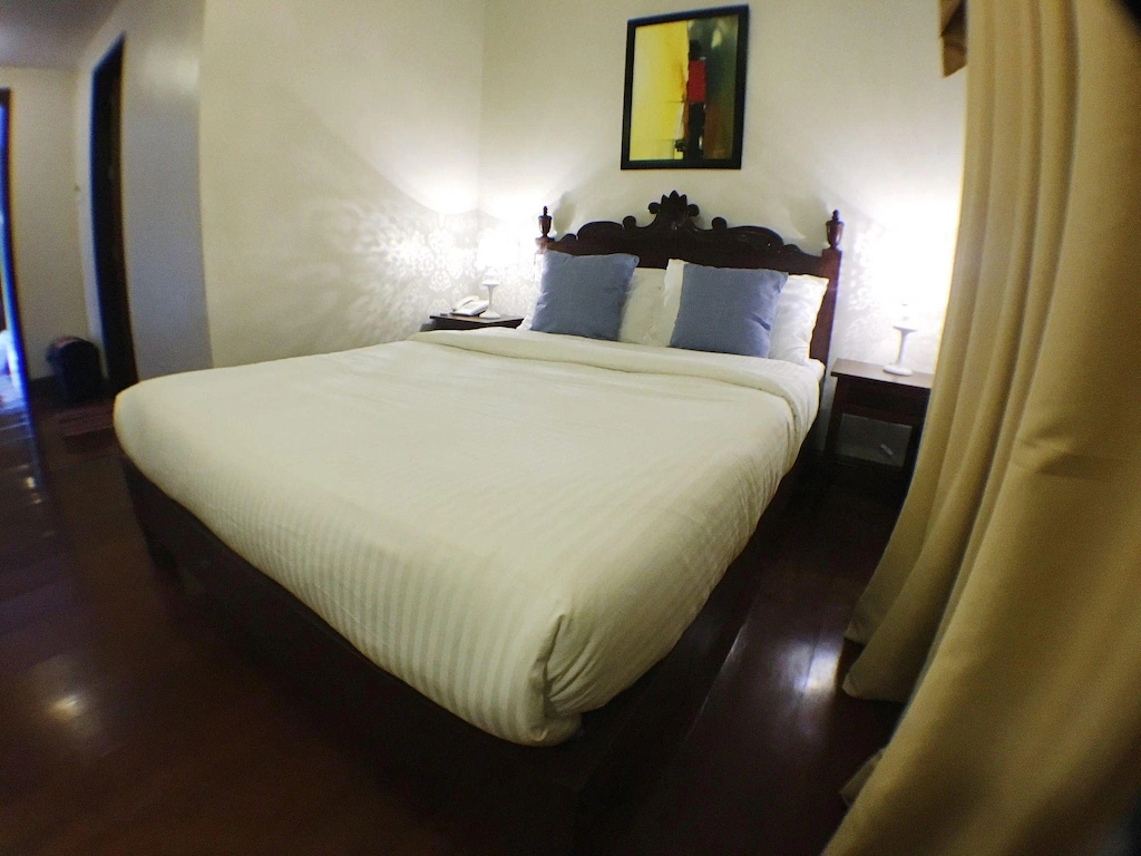 Classic Queen Bed Room With AC @ NSCC Hotel Vigan