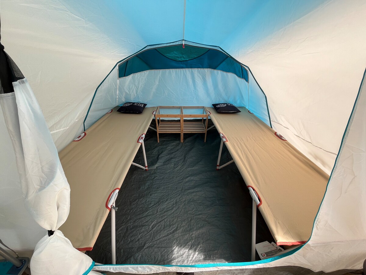 Tente aménagée & abri au camping