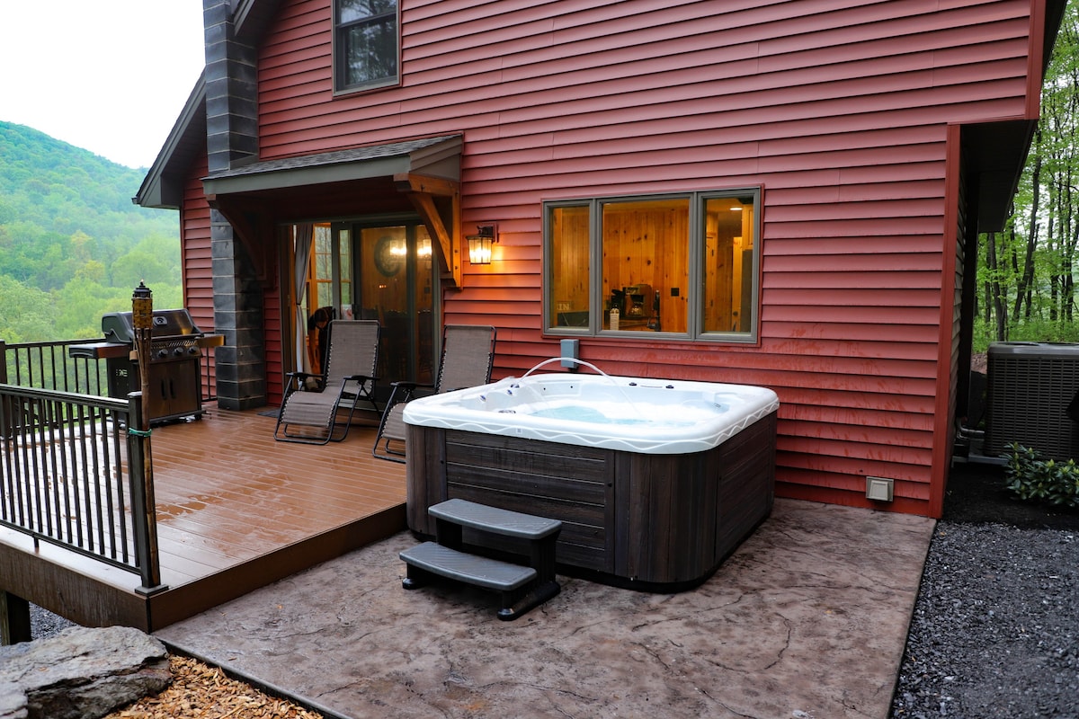 Secluded, Spacious Cabin~ hot tub and picnic area