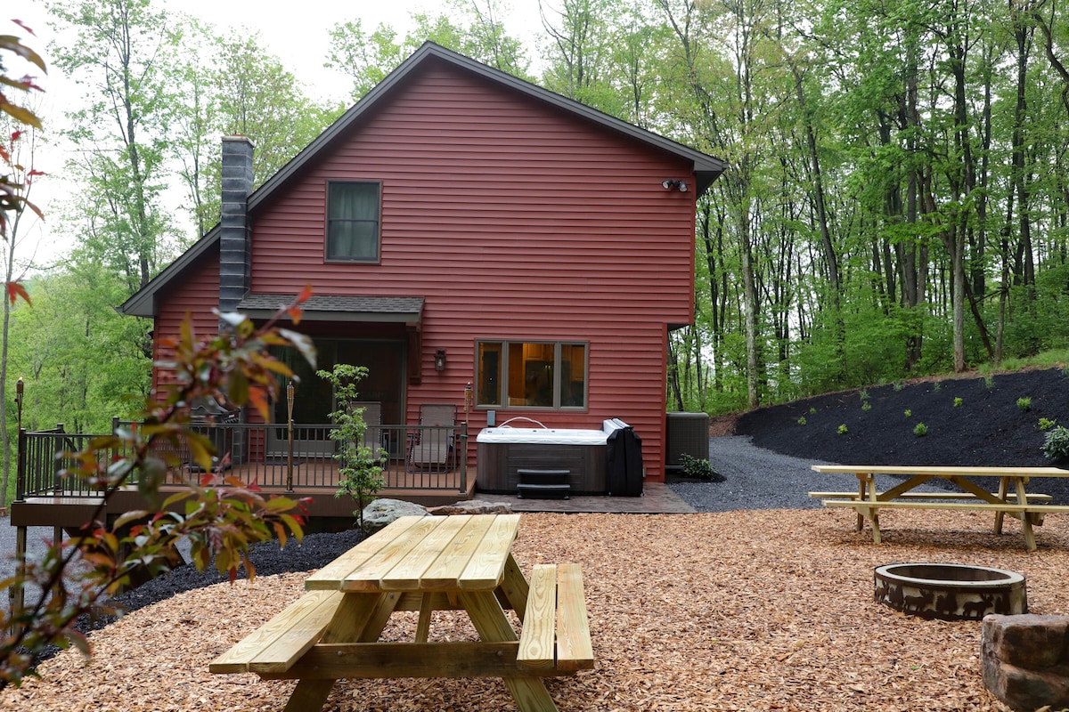 Secluded, Spacious Cabin~ hot tub and picnic area