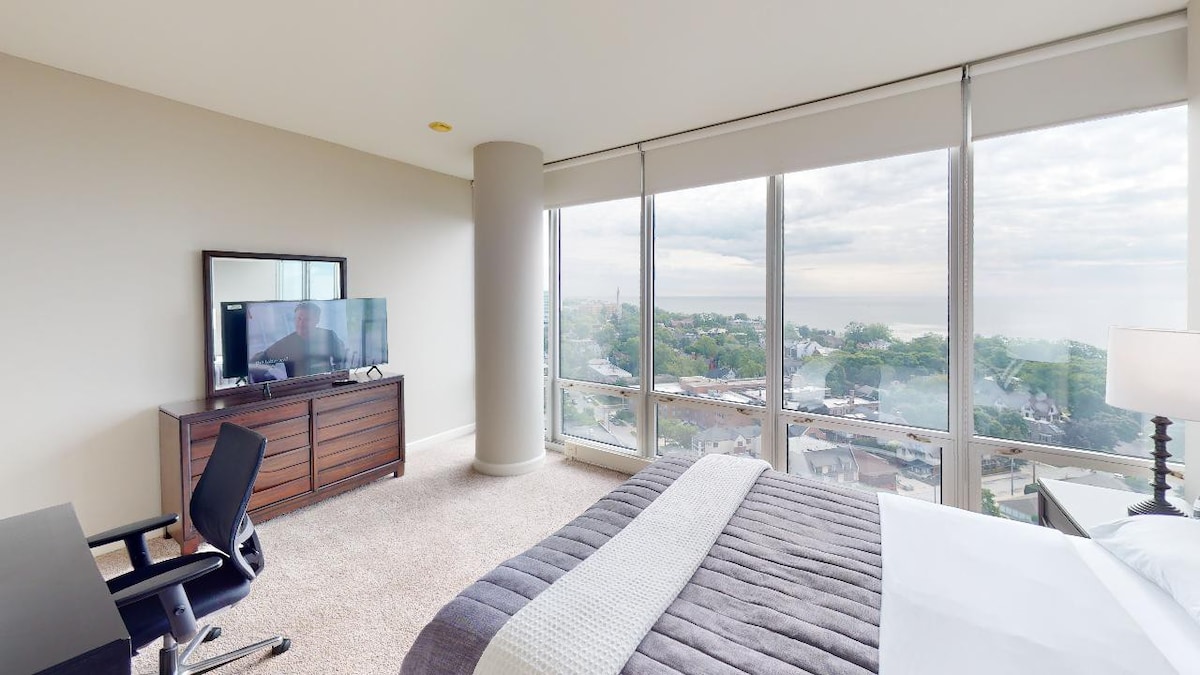 Gorgeous 2 Bed with Lake Views