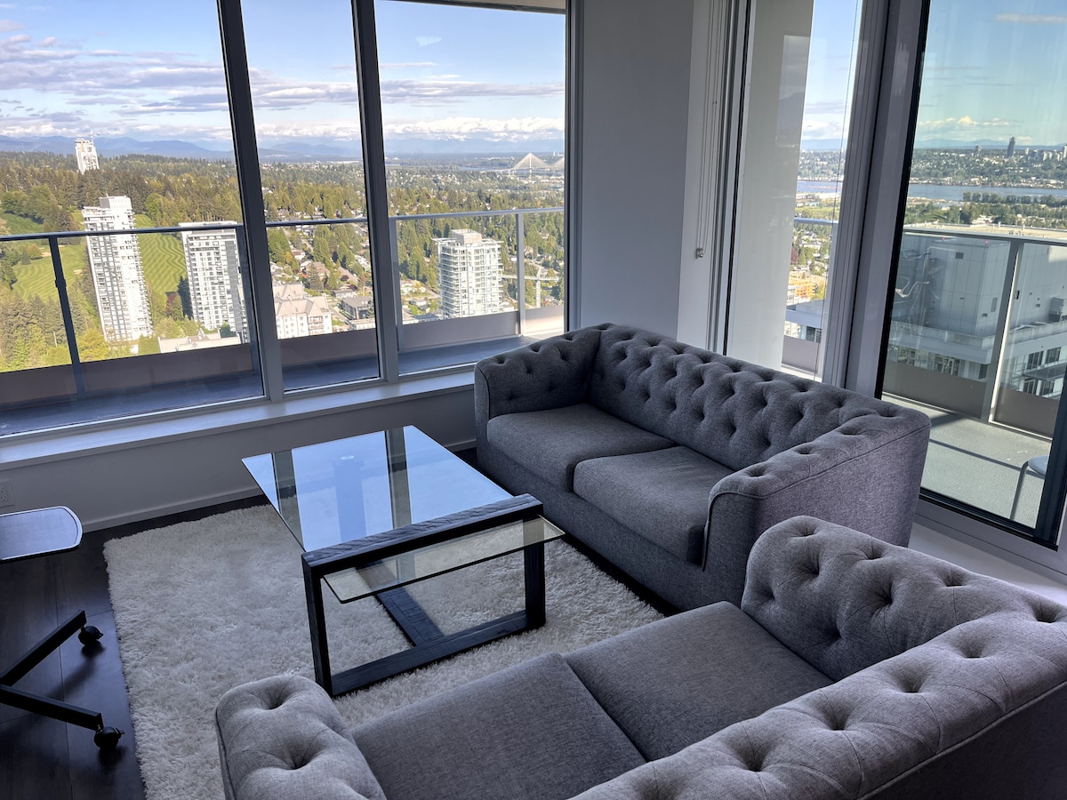 3 Bedroom/2 Bath/Free Parking/Skytrain access