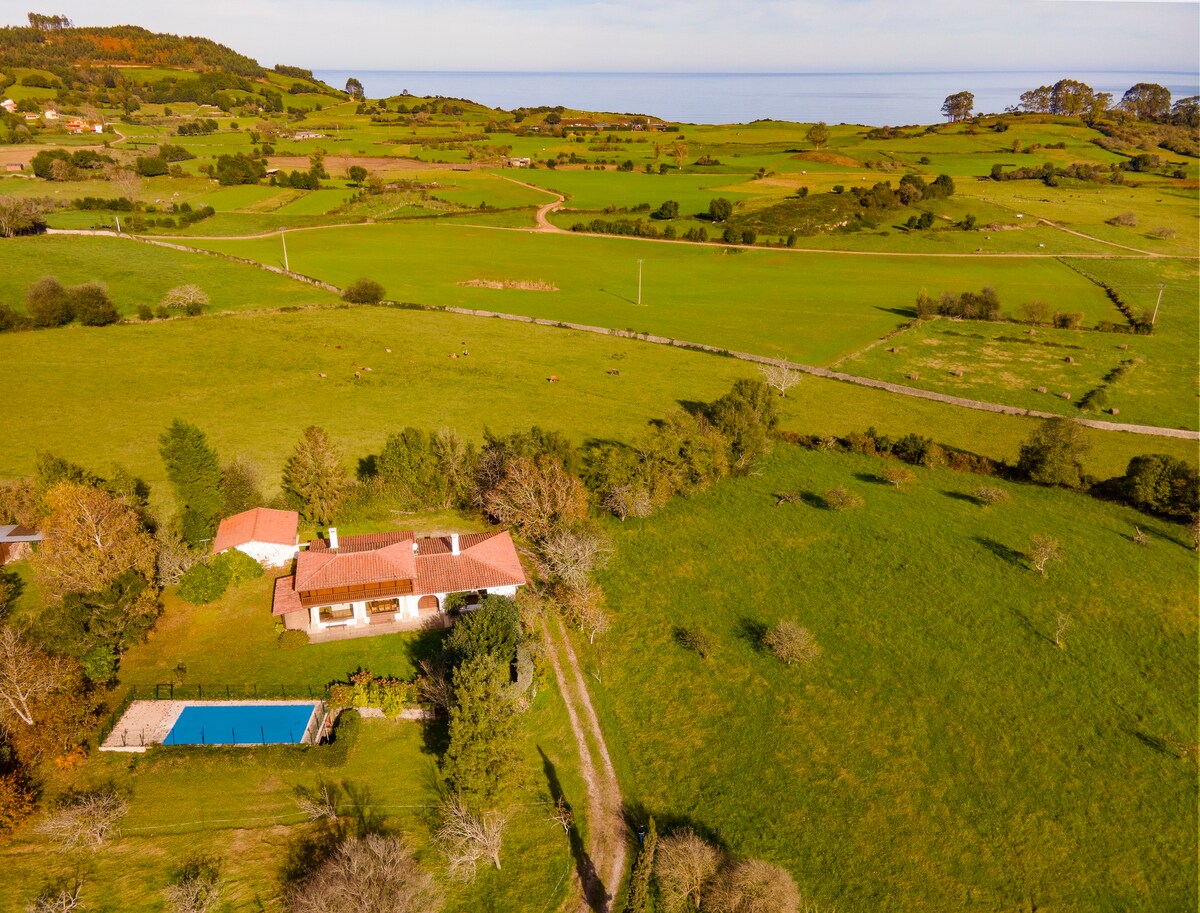 Encantadora casa rural con piscina en Colunga