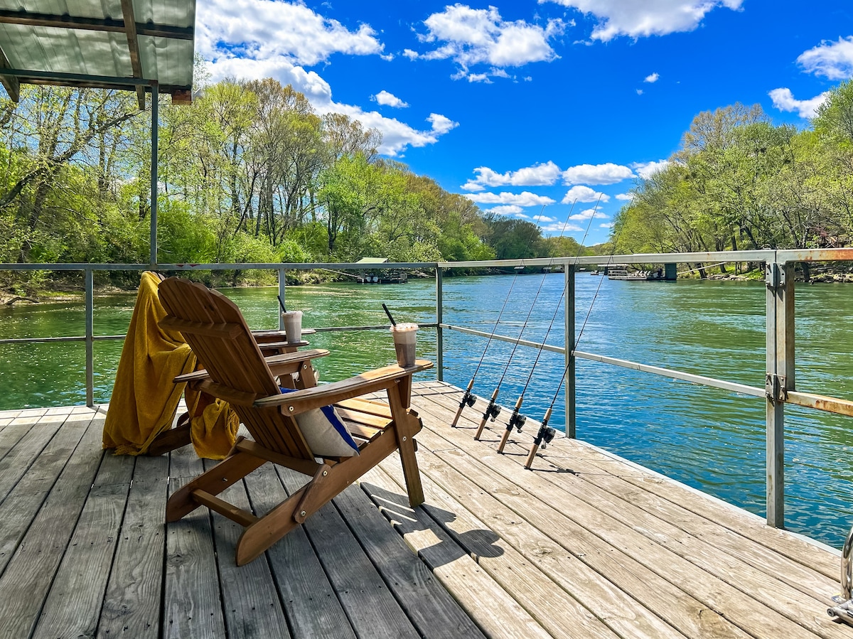 Riverfront Bliss- Private River Dock and Hot Tub