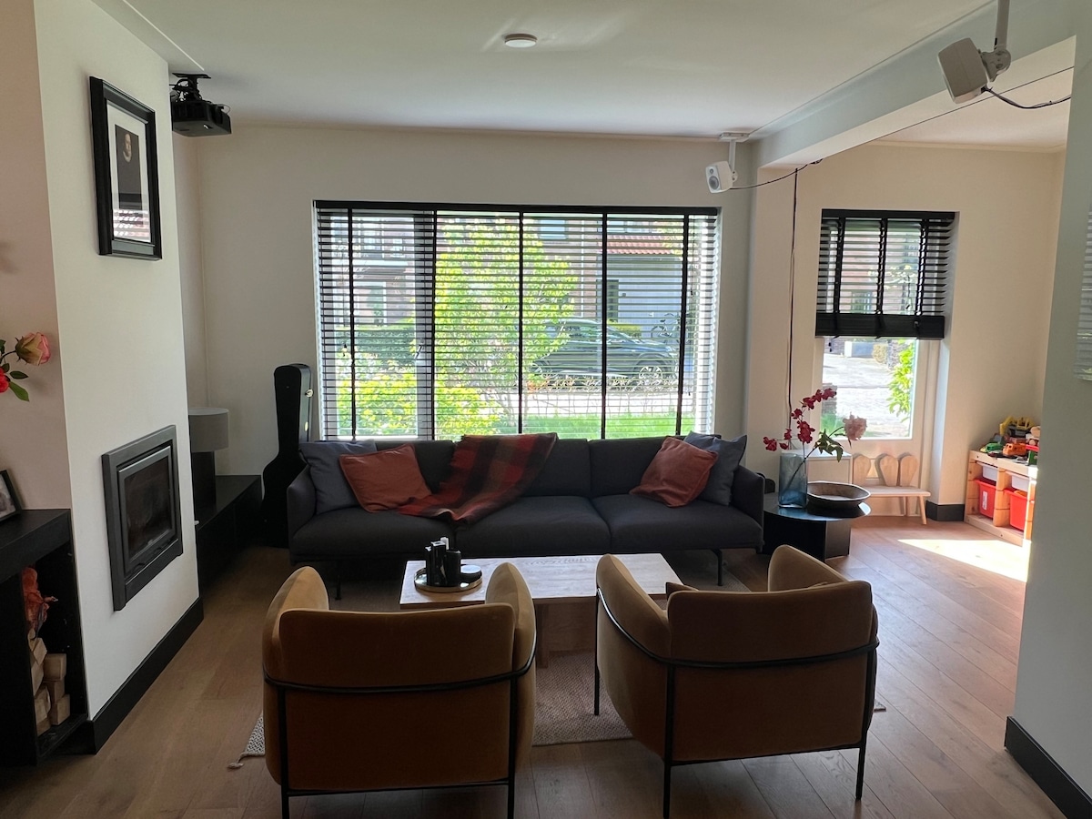 Family home in Amsterdam suburb with free parking!