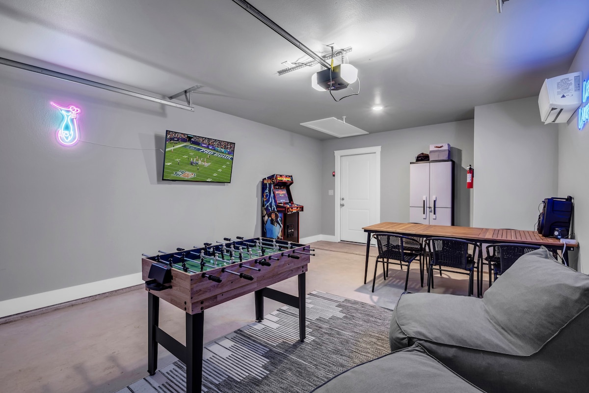 Boutique Airbnb Near LBJ - Game Room- Pet Friendly