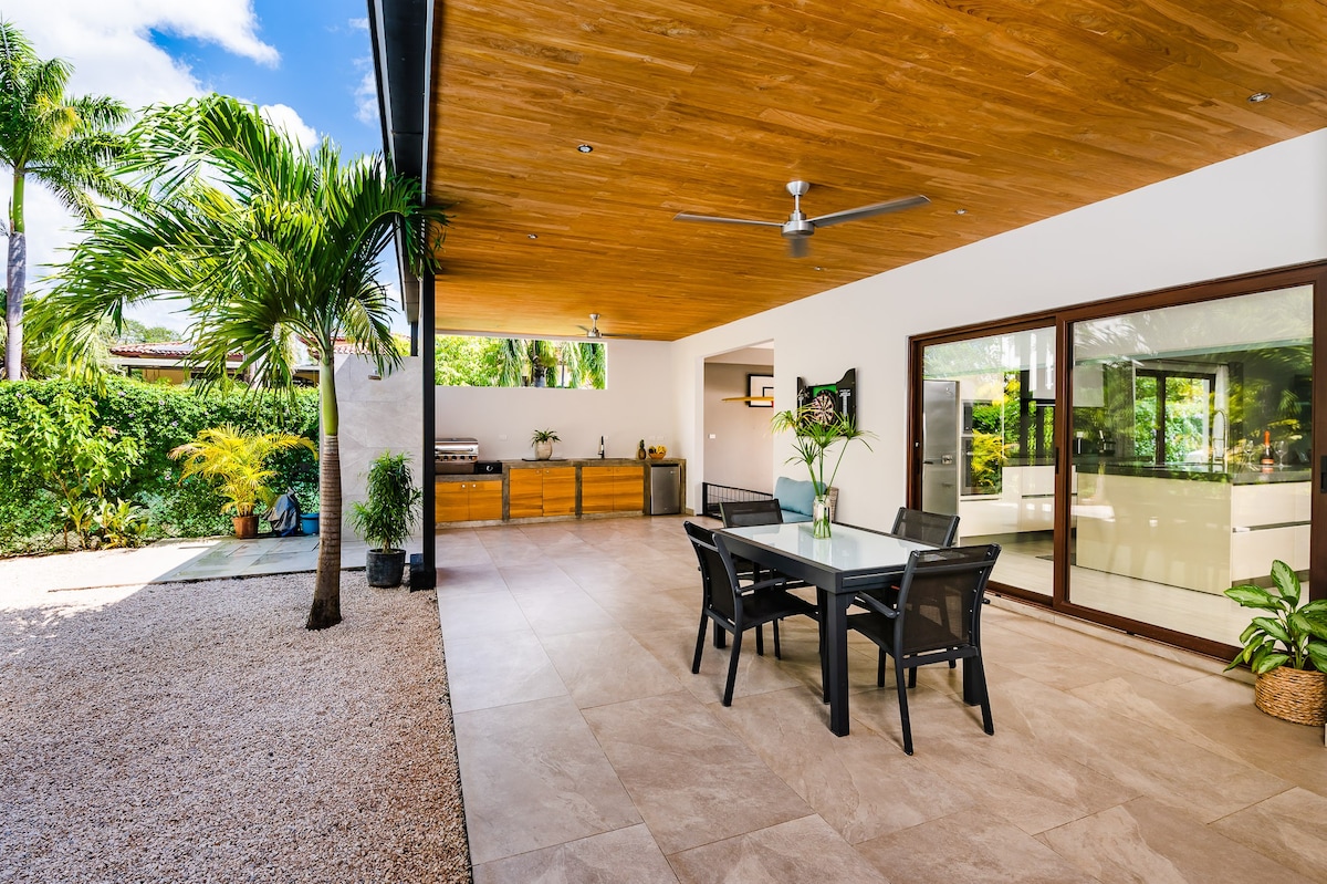 New listing, steps to the beach, Casa Isabella.