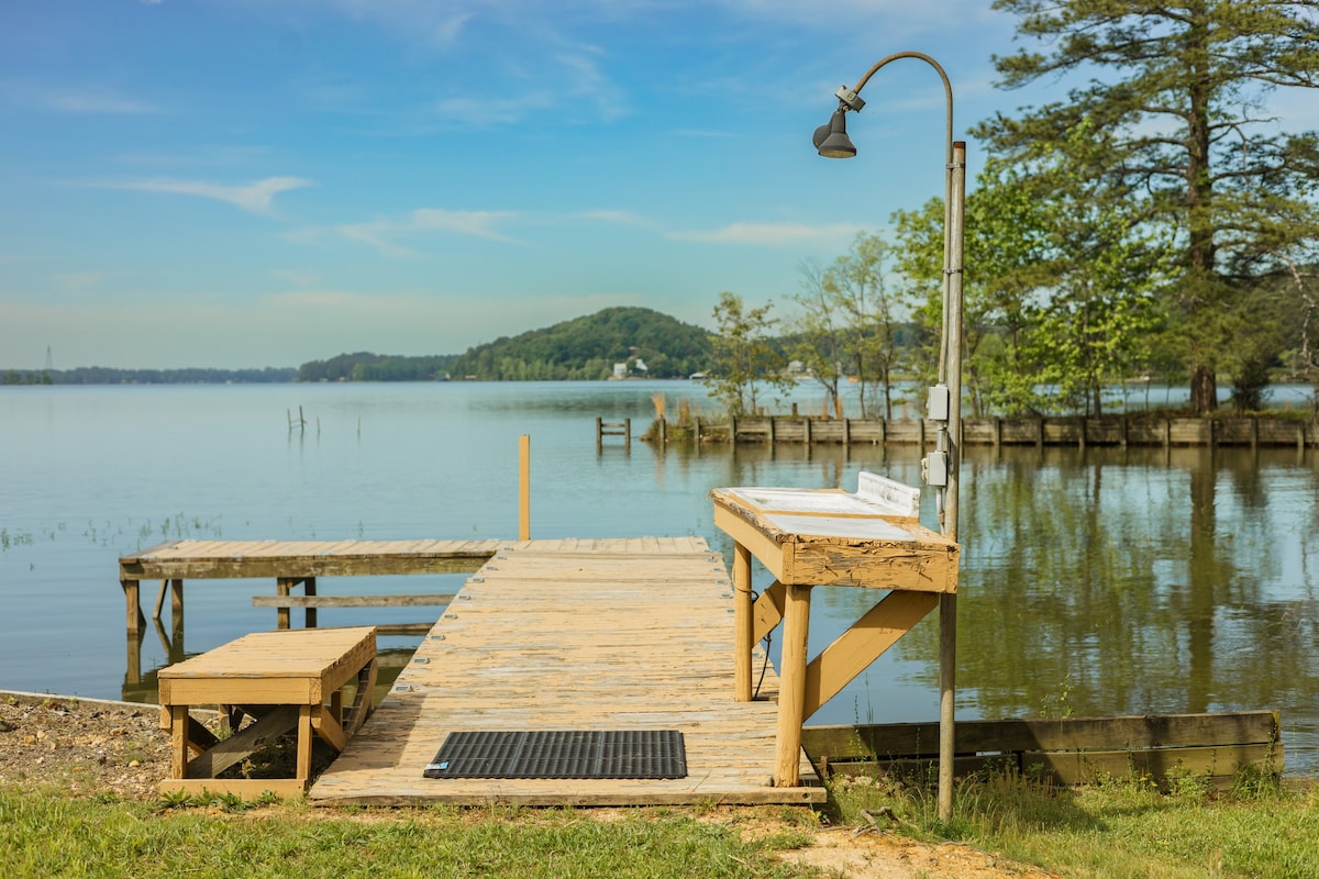 Newly Listed!  Bigfoot Hideaway on Weiss Lake.