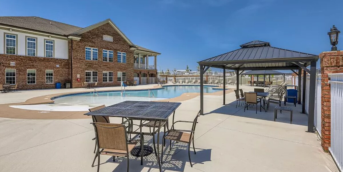 New Townhome [Pool/Gym/Dog Park] Minutes from DT