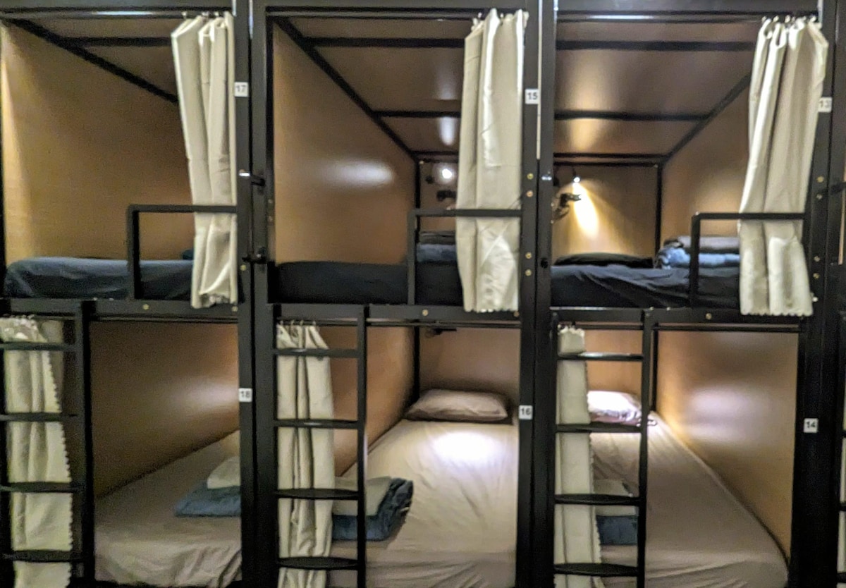 12床混合宿舍的吊舱床