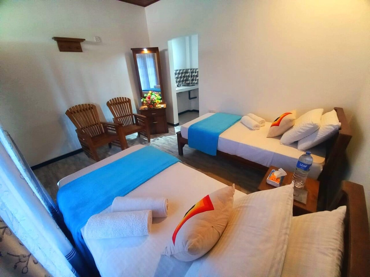 Standard Twin Room/ Dinu Lanka