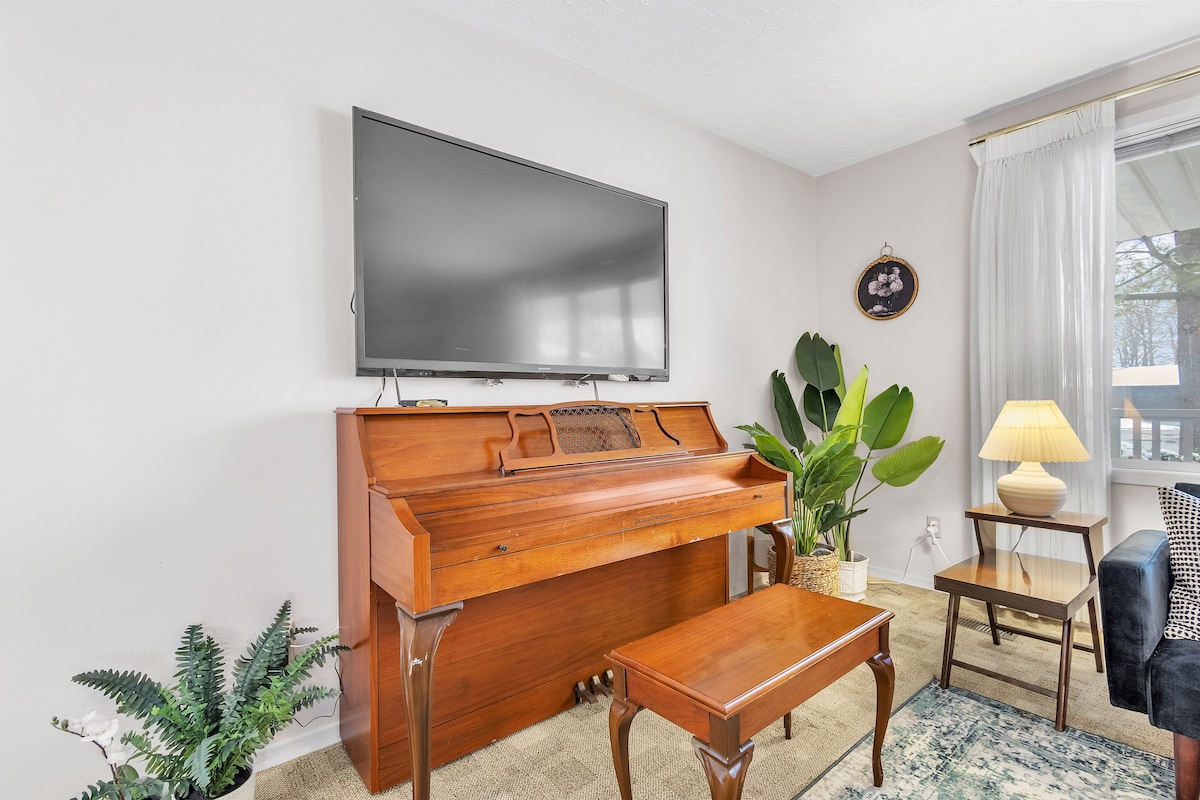 舒适的2居室公寓，配备钢琴，靠近威斯康星大学和圣雅各布