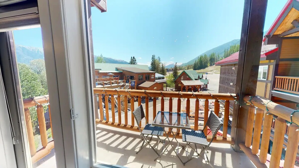 King Bed | Ski-In/Out | Hot Tub | Heated Parking