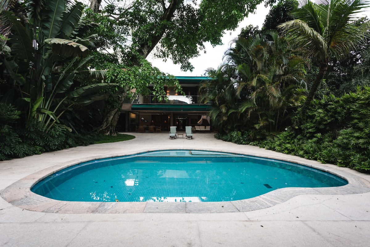 Enchanting & Design 4 suites Pool House