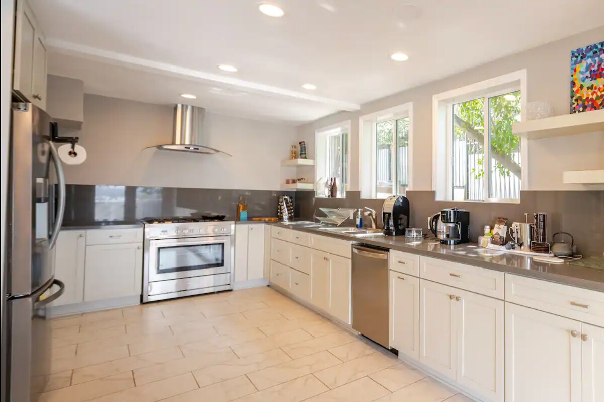 Quiet room in Hollywood Hills