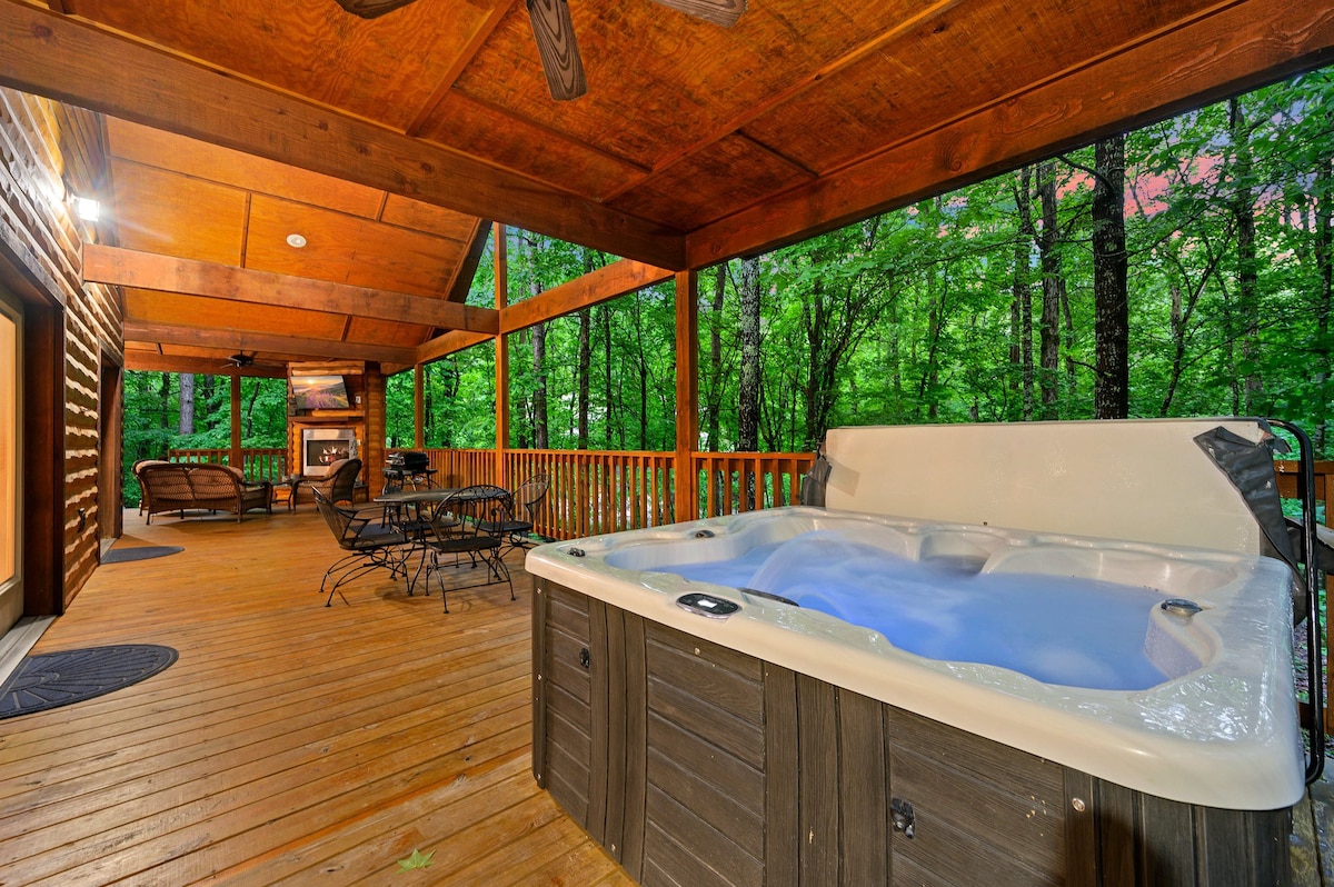 Just Listed! Covered Deck, Hot Tub, & Outdoor TV