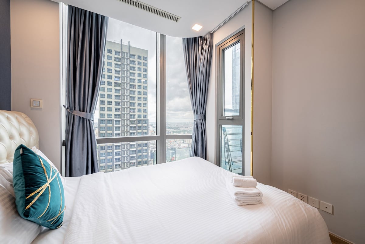 Delicate Suite At Landmark 81 with Stunning Pool