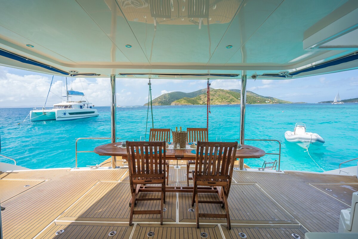 270) Paradise awaits- Luxury Yacht Oasis!