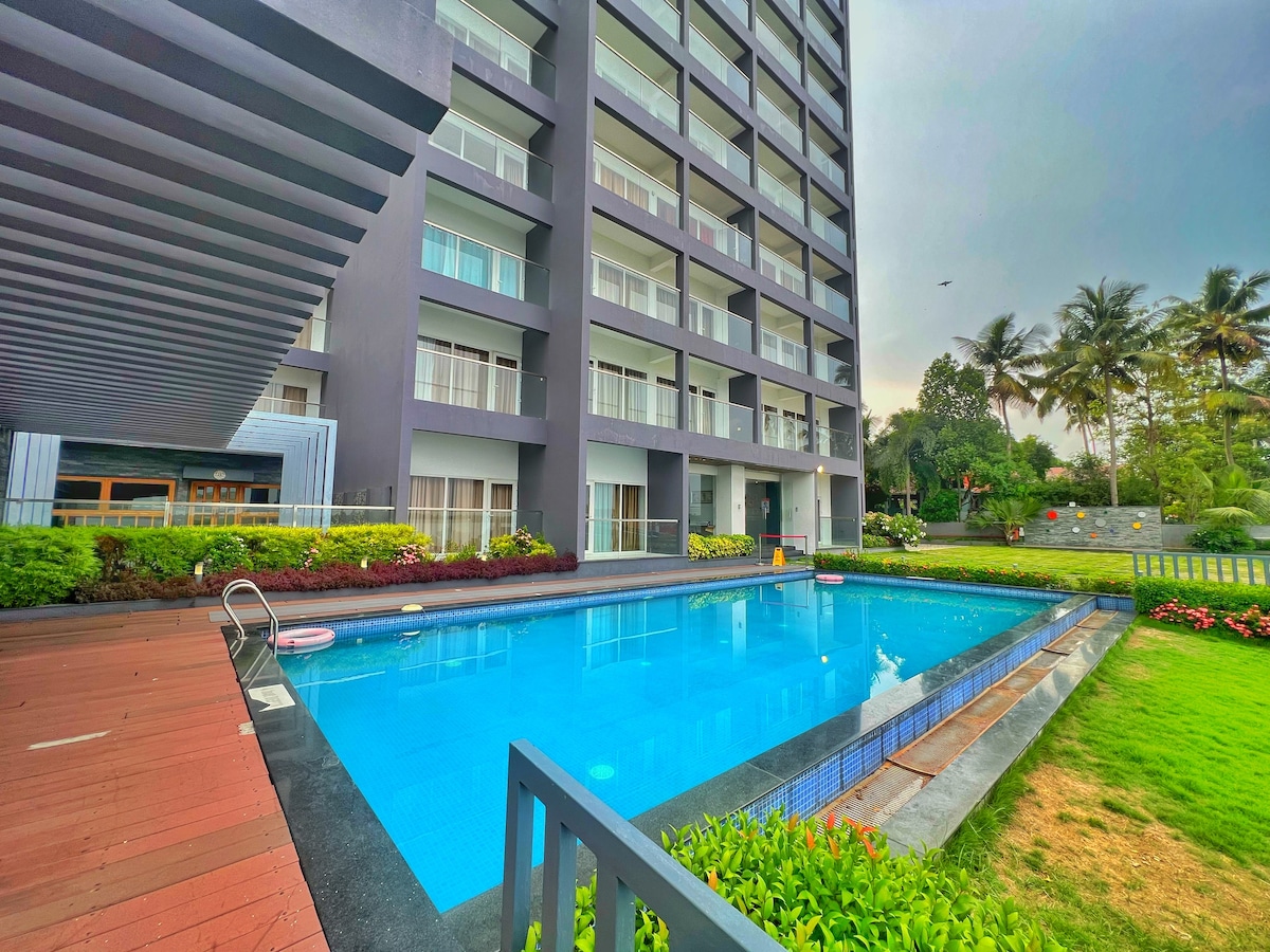 Luxury 2BHK Lake View Flat at Kochi with Pool