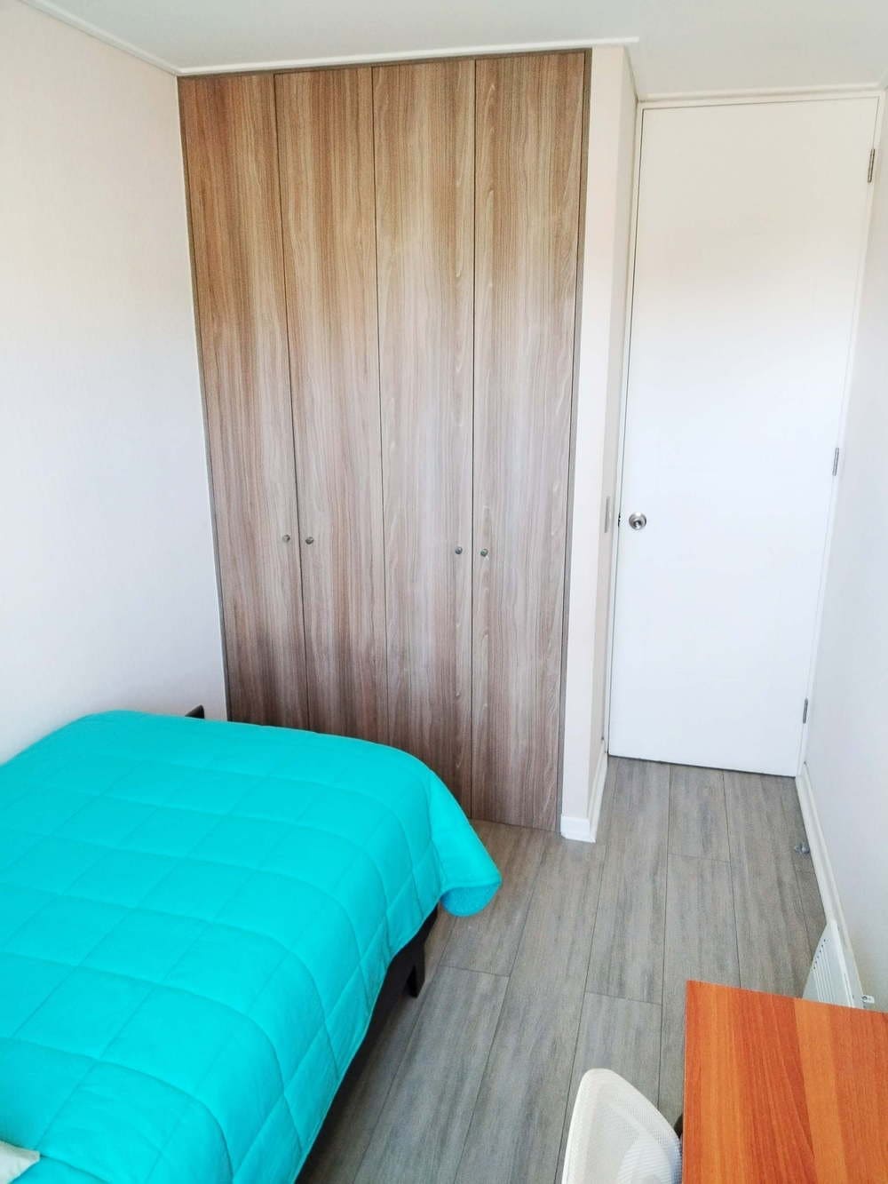 Habitación amoblada con baño cerca de la UDEC